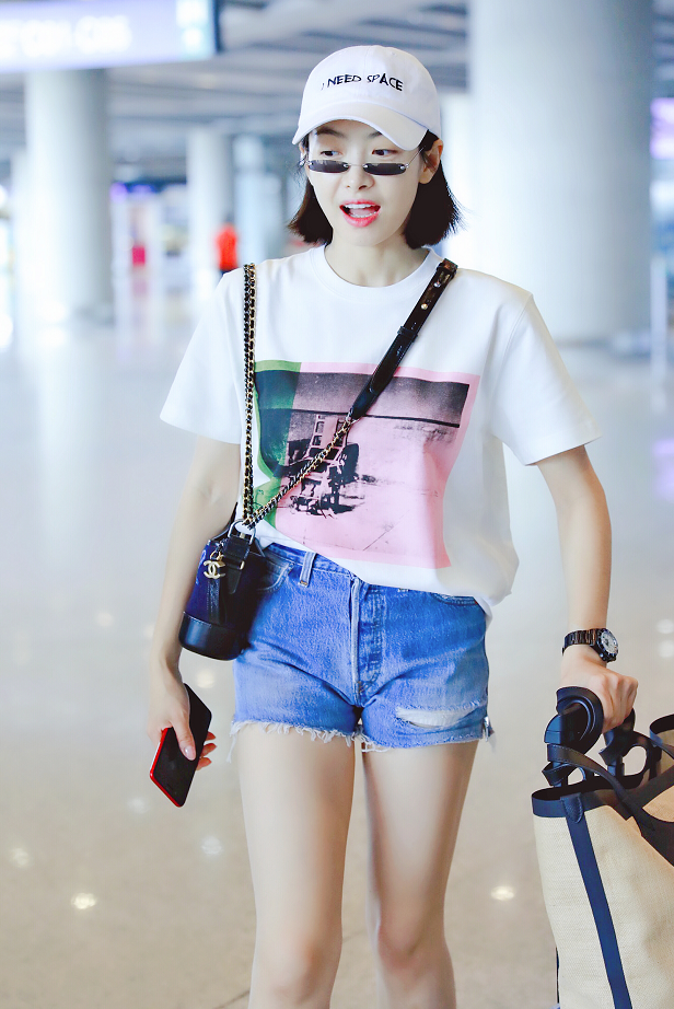 宋茜白色t恤配牛仔短裤 简约时尚 大长腿抢镜