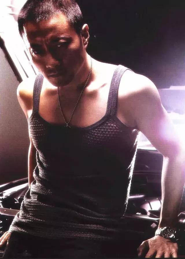 刚毅的五官再加上性感结实的肌肉.