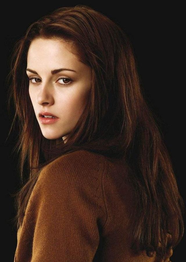 暮光女k帅蓝裙子搭配高跟鞋,有了女友后如此女人的小k太少见了