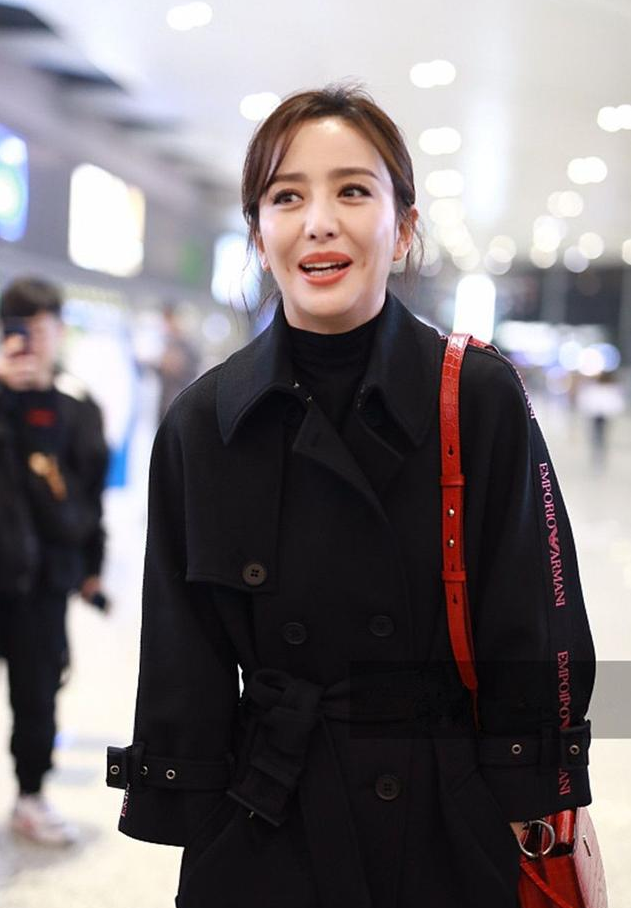 佟丽娅现身机场红唇肤白甜笑露酒窝双手插兜行走间气质迷人