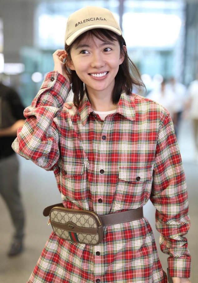 白宇女朋友刘萌萌素颜现身机场颜值在线,这才是纯天然的美女啊!