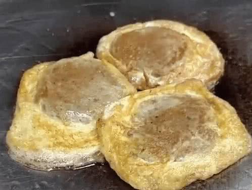 做这个小吃的是一位80后女子,女子结婚后一直在家做全职妈妈,由于长期