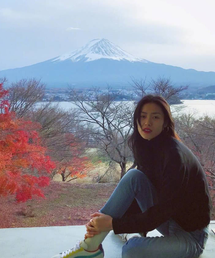 大表姐刘雯日本赏樱花 大长腿和美景简直是一道亮丽的风景线