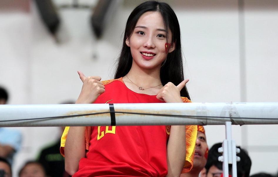 美女球迷抢镜!中国男足如果参加世界杯,首发阵容会是什么?