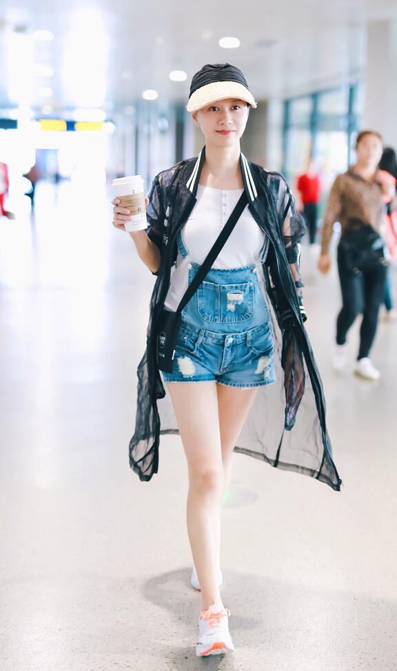 倪虹洁一身牛仔短裙现身机场,白皙美腿又细又长,笑容清新甜美.