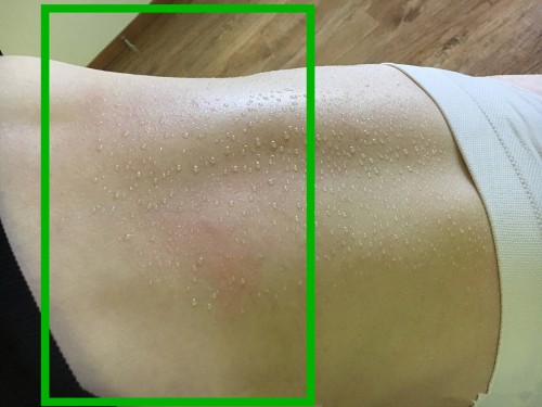 国足吴曦晒夫妻室内运动大汗淋漓照,娇妻臀上方红印成焦点