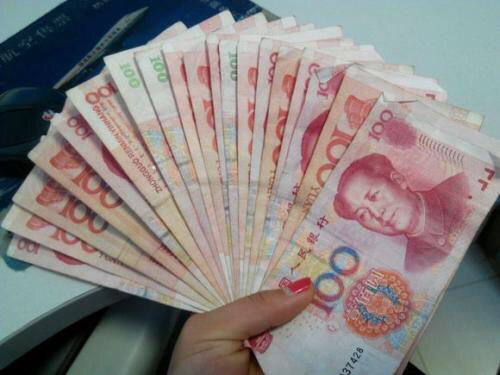 打工者小李领工资时候找出一张天顺号纸币,老板欲花费上千元购买