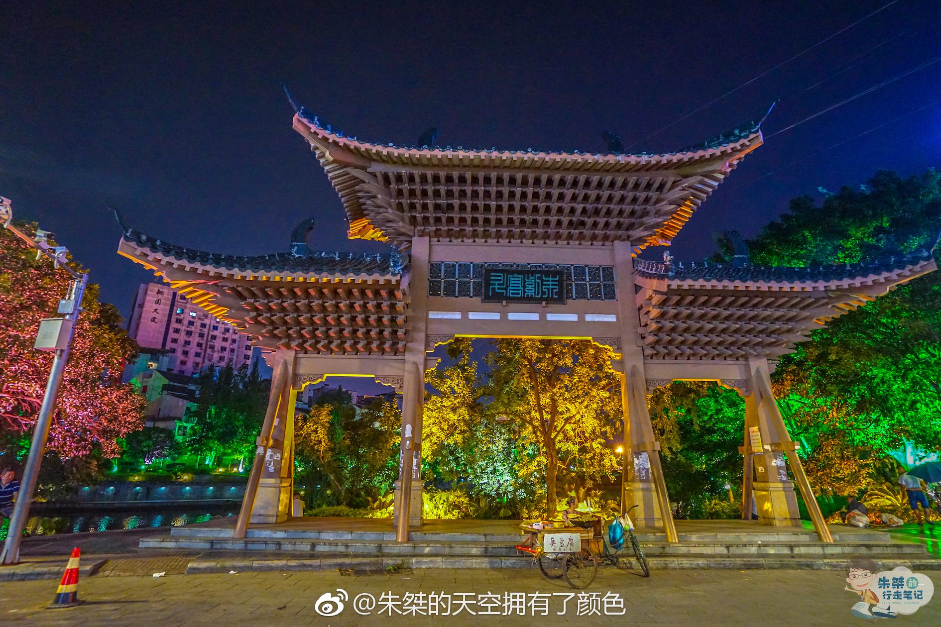 日月双塔座落在桂林市中心两江四湖的杉湖之中日塔为铜塔