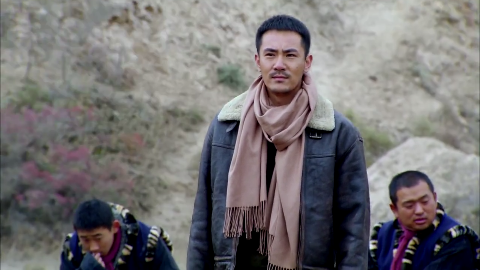 许殿亭带领土匪攻打铁峪铺, 由于土匪人多势众解放军损失惨重