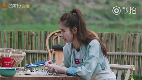 戚薇向何炅吐露说喜欢这事…自曝双眼皮是割的