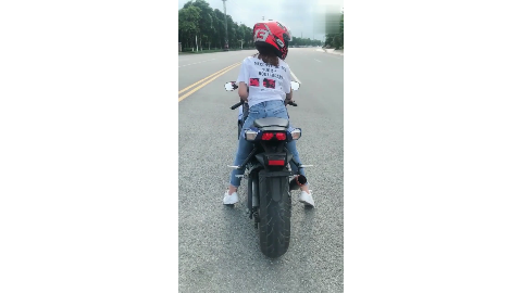 妹子这轰油门的方式证明她已经是个老手了