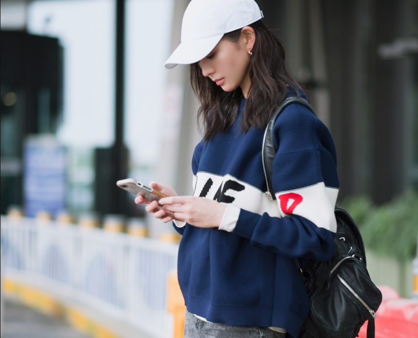张钧甯针织毛衣搭配牛仔短裙现身机场 休闲感十足尽显长腿优势