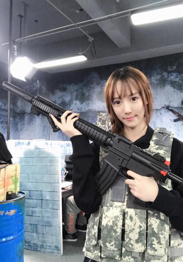 绝地求生:美女主播南波儿素颜cos吃鸡,看起来如高中生