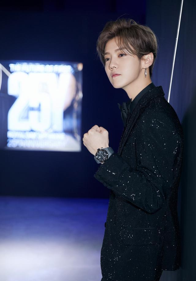 鹿晗不过是穿了套西装,颜值爆表帅到窒息,一举一动尽显王子风范