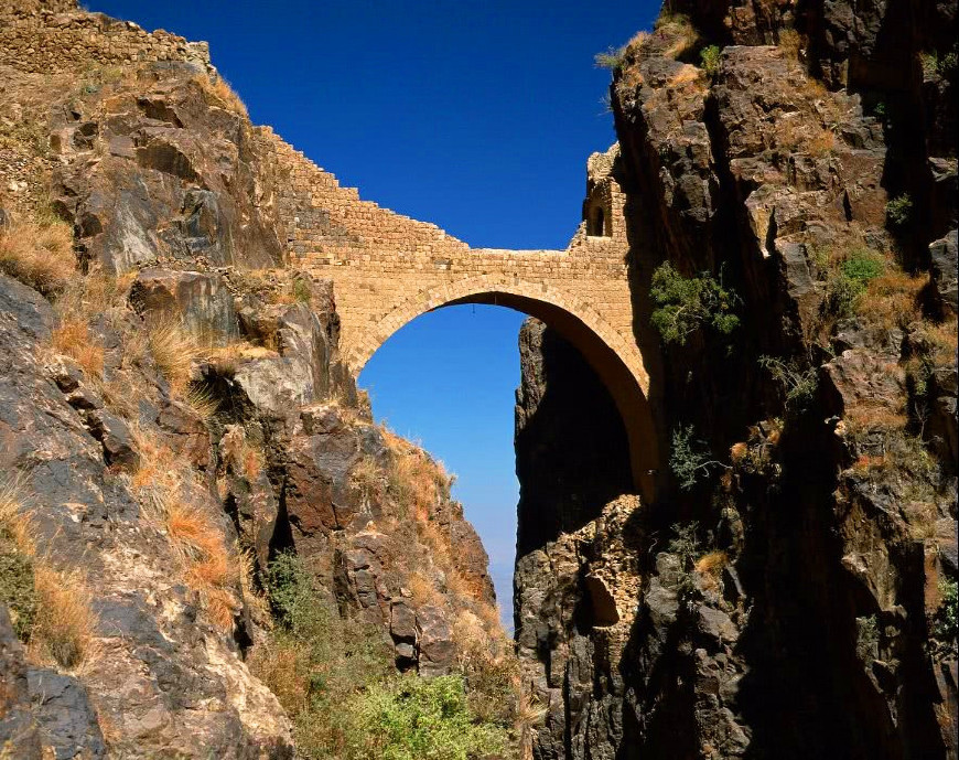 400年前建的桥,没有支柱,比玻璃栈道刺激,探险家都不敢走