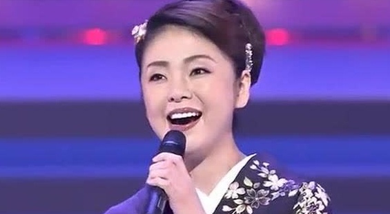 日本人千昌夫演唱一首日本歌曲《北国之春》,