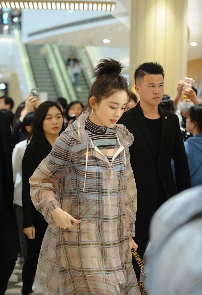 古力娜扎衣着时尚 头扎朝天辫 面对镜头甜笑比v御姐范十足_新浪看点