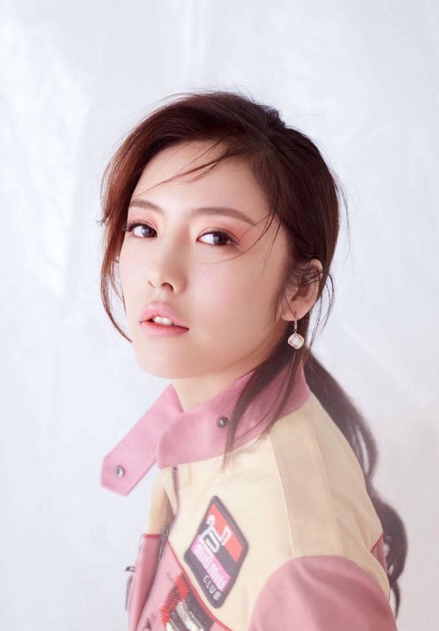 蔡文静整体造型不错,还真是大片,这春日桃花妆够吸睛!