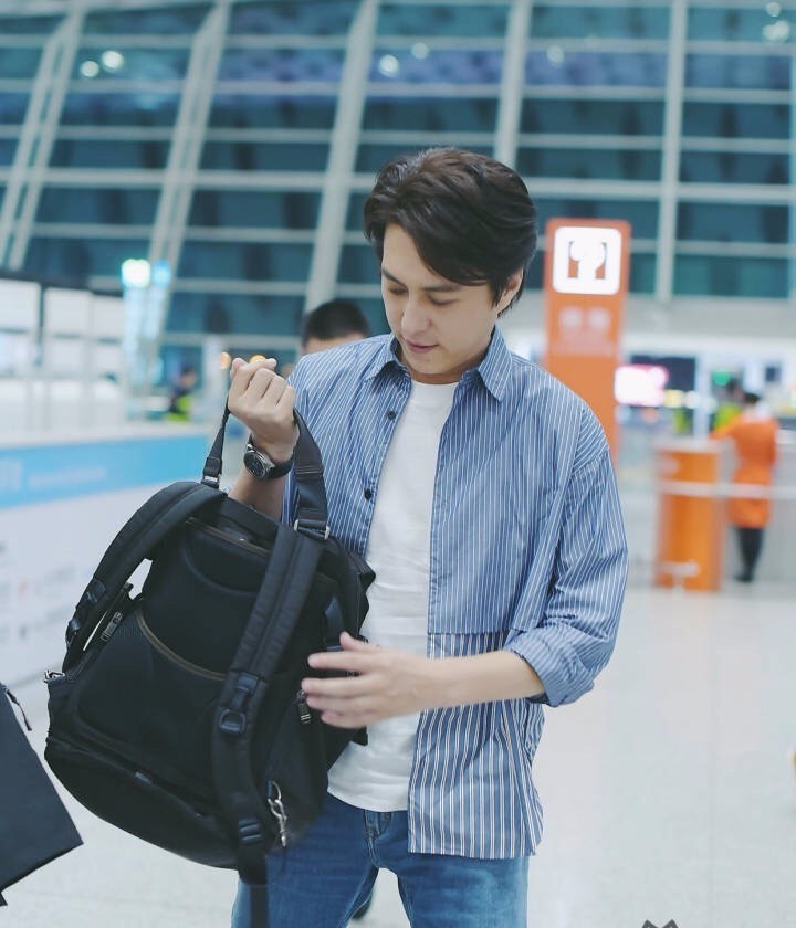靳东穿蓝色条纹衬衫搭配牛仔裤现身机场,背着黑色双肩包帅气十足