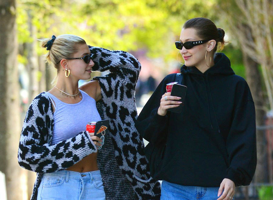 贝拉哈迪德闺蜜出街眉目传情海莉鲍德温花式炫腹美女才能做