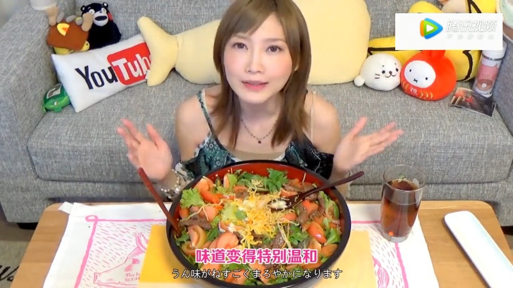 韩国美女欧尼吃一大盆子猪蹄,吃的脸上脏呼呼的真可爱!