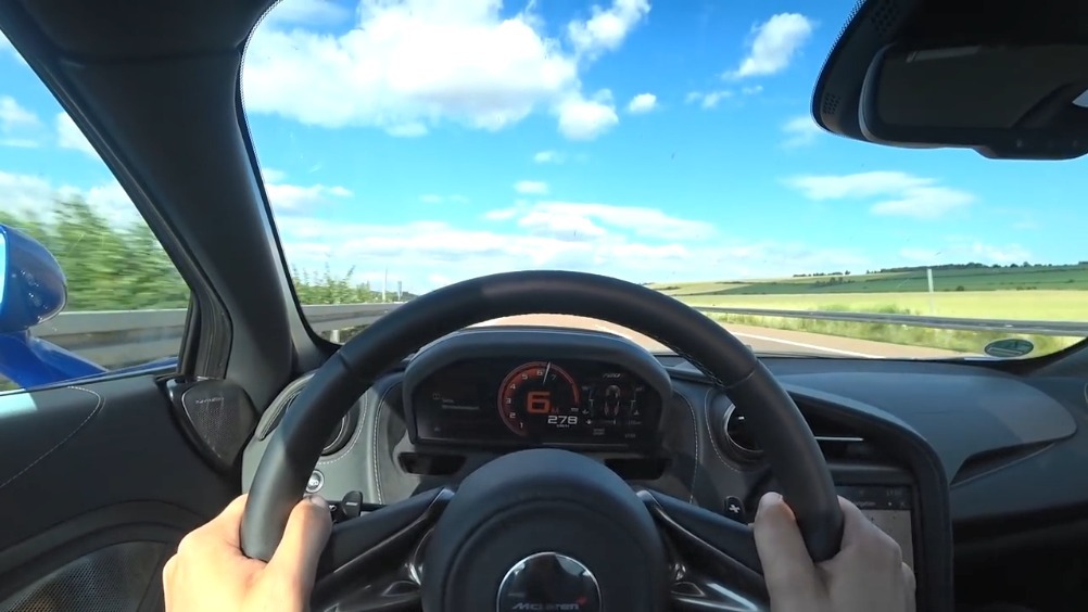 第一视角坐上迈凯伦720s,加速到323公里/时