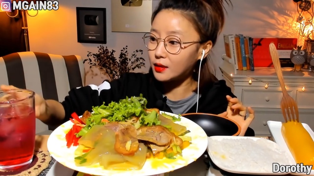 韩国美女吃播Dorothy,吃肉和宽粉,太喜欢宽粉了