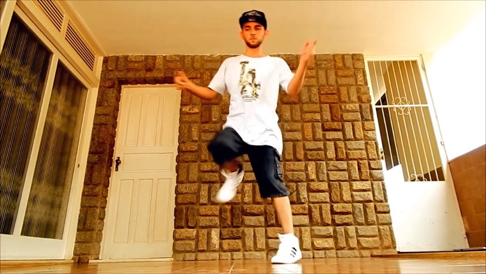 外国小哥超帅的小步风格鬼步舞,跳得好轻松!