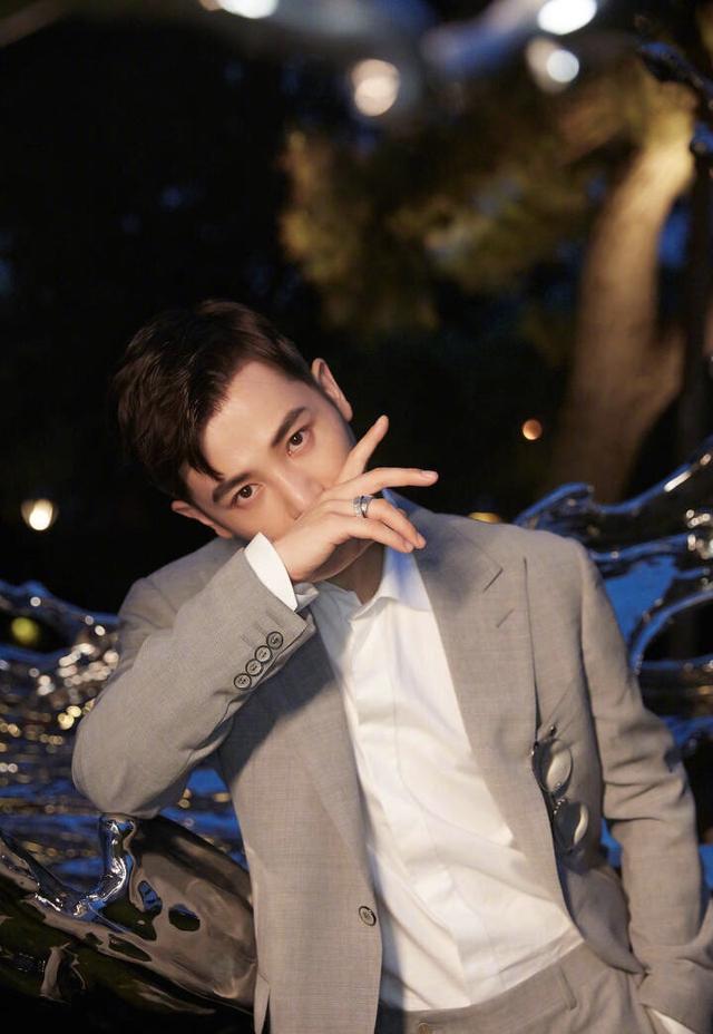 孙坚曝光新照片:灰色西装沉稳内敛,雅痞范儿十足!