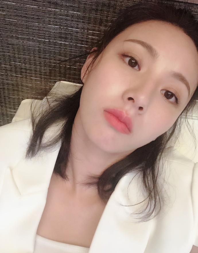 王思聪新恋情了,告别网红的校长品味上升,网友:这个女孩很特别