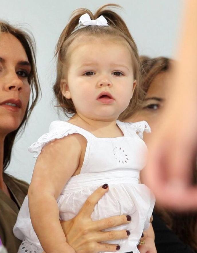 小七1岁时的萌样子像个天使小家伙看镜头非常乖巧可爱