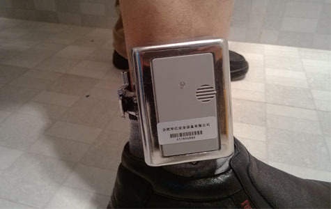 高云翔的电子脚铐曝光网友这和监禁有什么区别