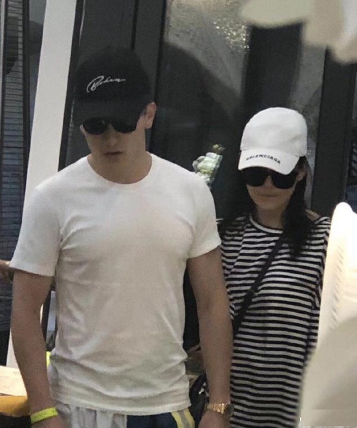 张馨予逛商场素颜曝光:大长腿抢镜,何捷秒变霸道总裁,网友嫉妒