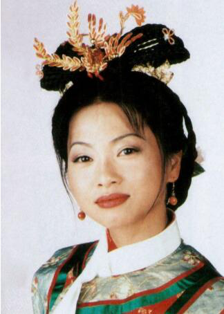 她出道30年都是演绿叶,演经典阿紫,49岁公开向男友哽咽求婚