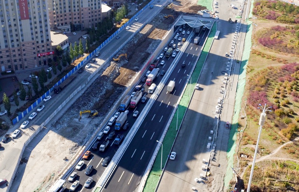 长春南四环下穿临河街隧道开通 一侧交通拥堵