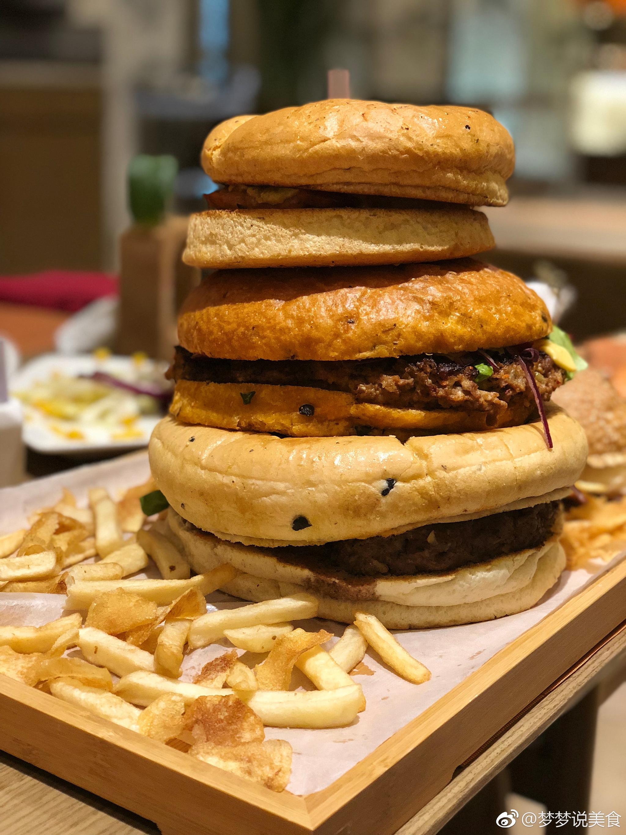 美国一大胃王比赛上一位妈妈2分钟吃下8个巨型汉堡