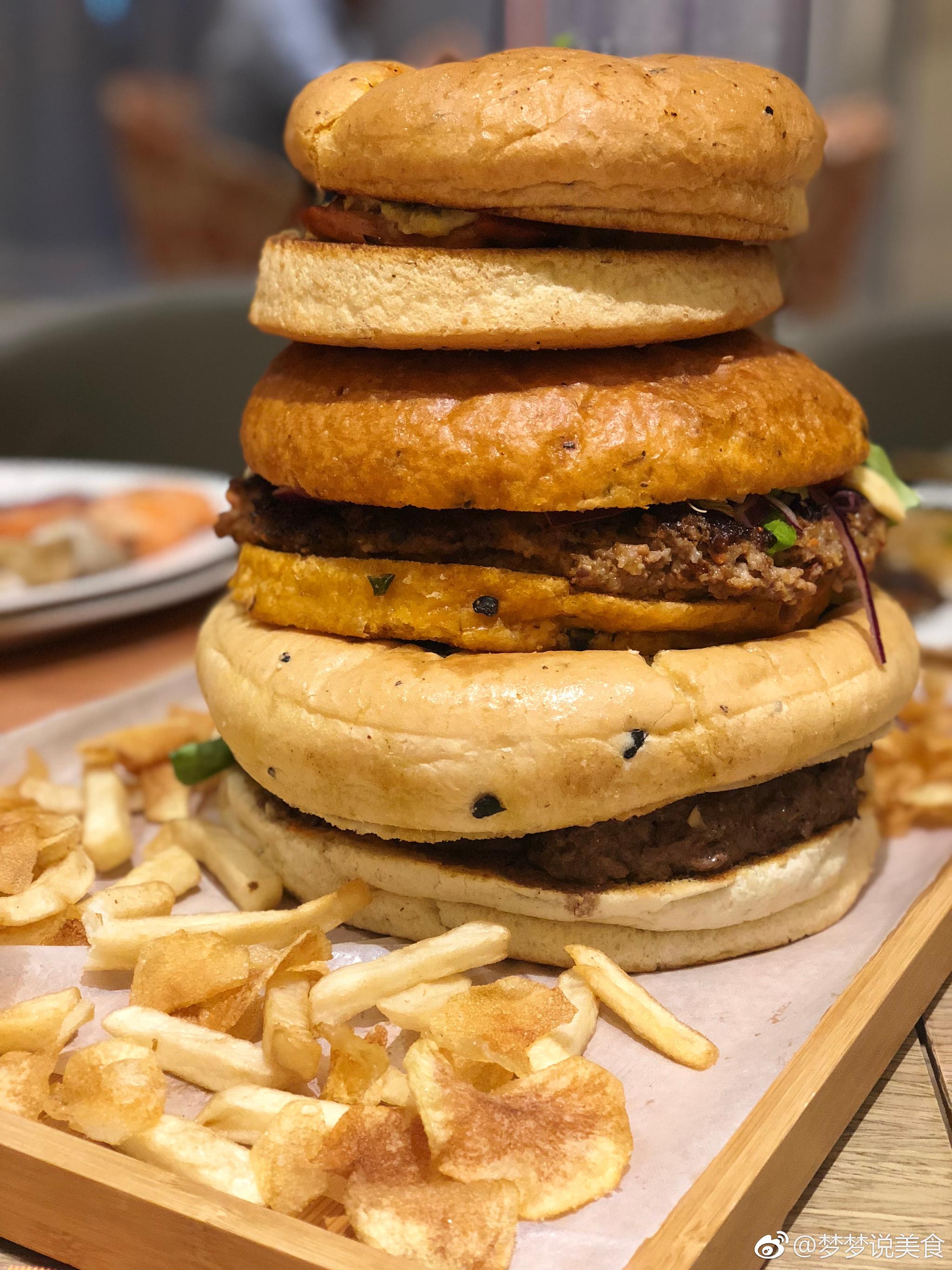 美国一大胃王比赛上一位妈妈2分钟吃下8个巨型汉堡