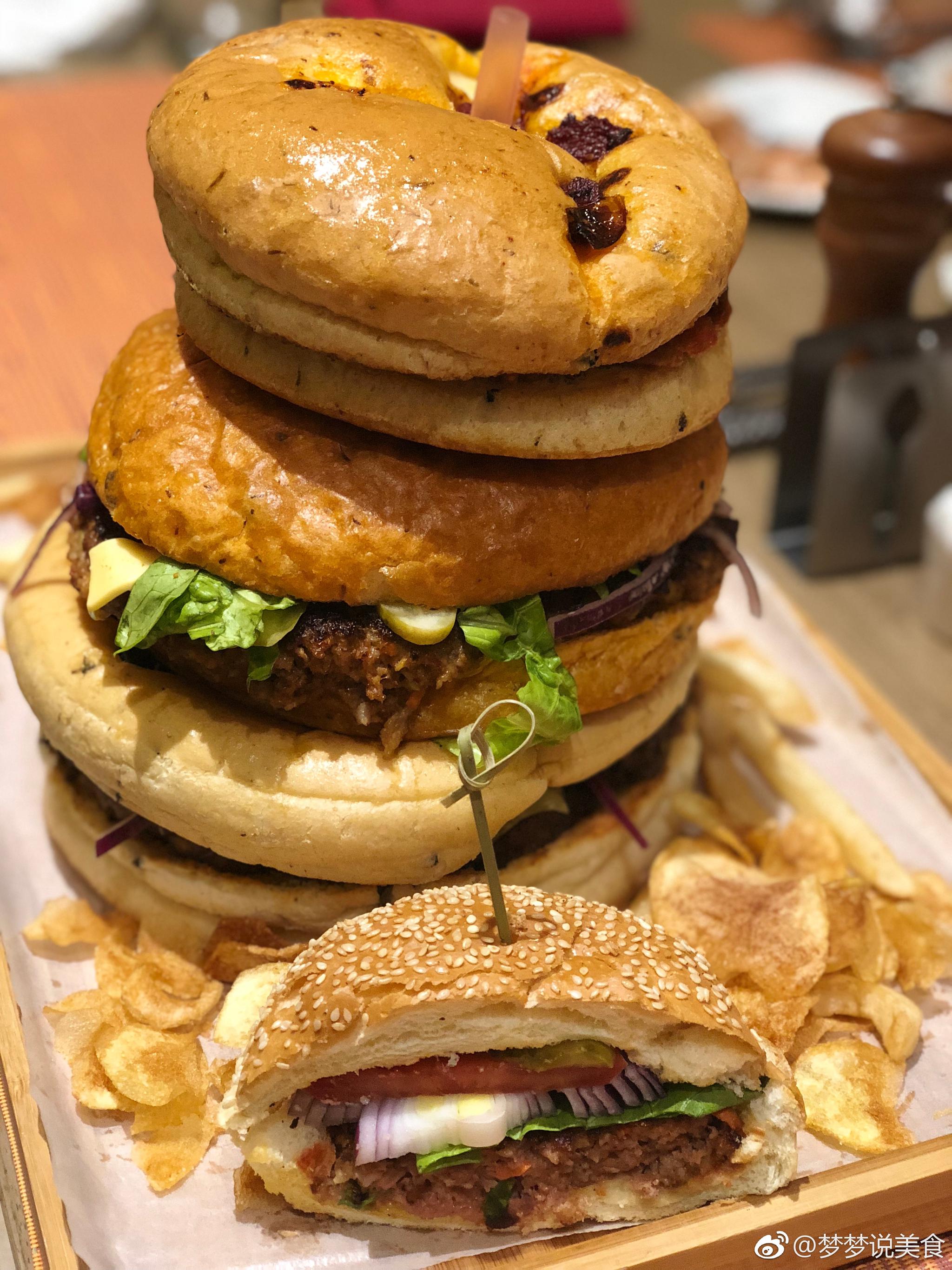 美国一大胃王比赛上一位妈妈2分钟吃下8个巨型汉堡