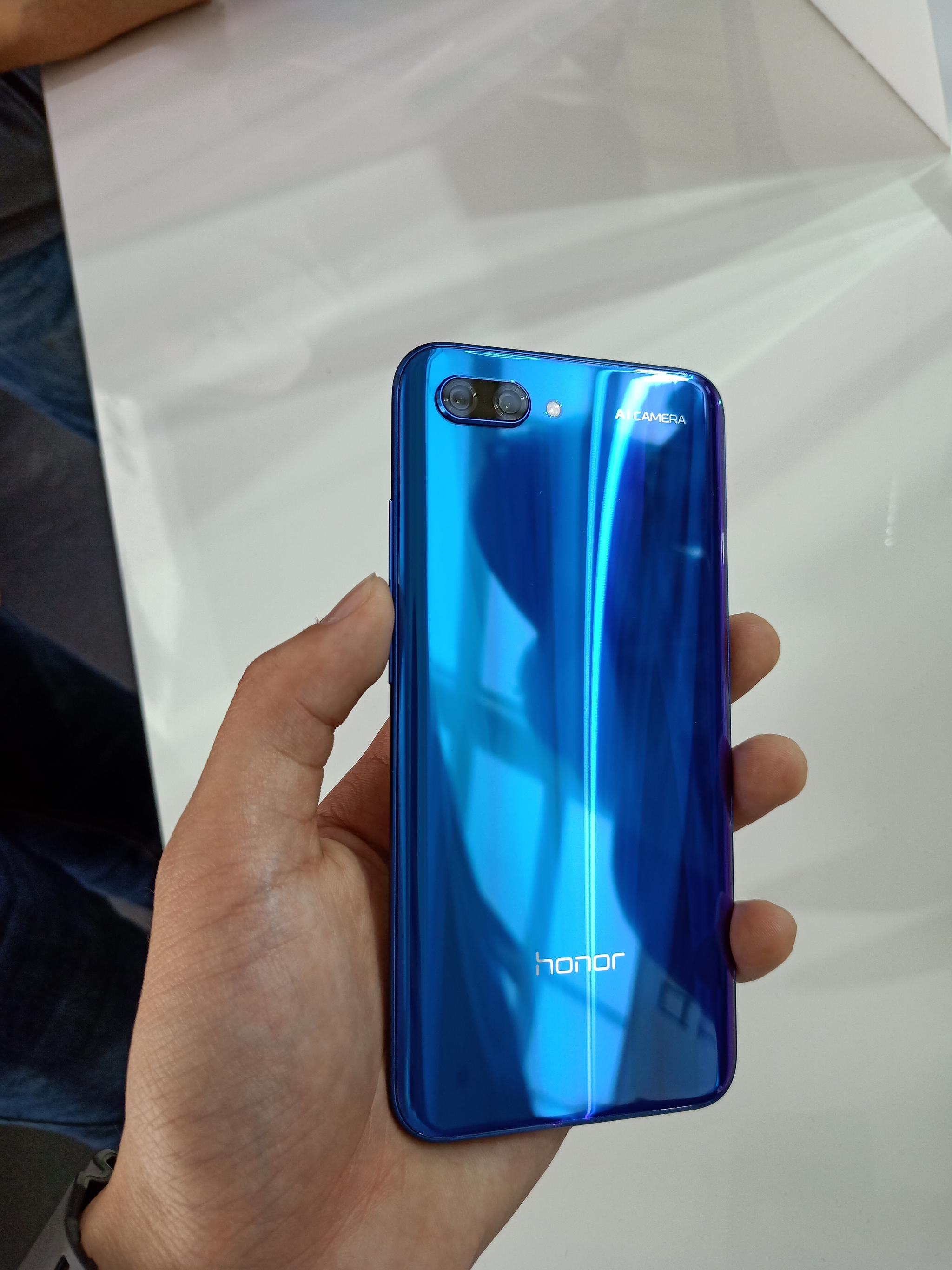 荣耀10真机上手美图梦幻渐变全面屏超声波隐形指纹