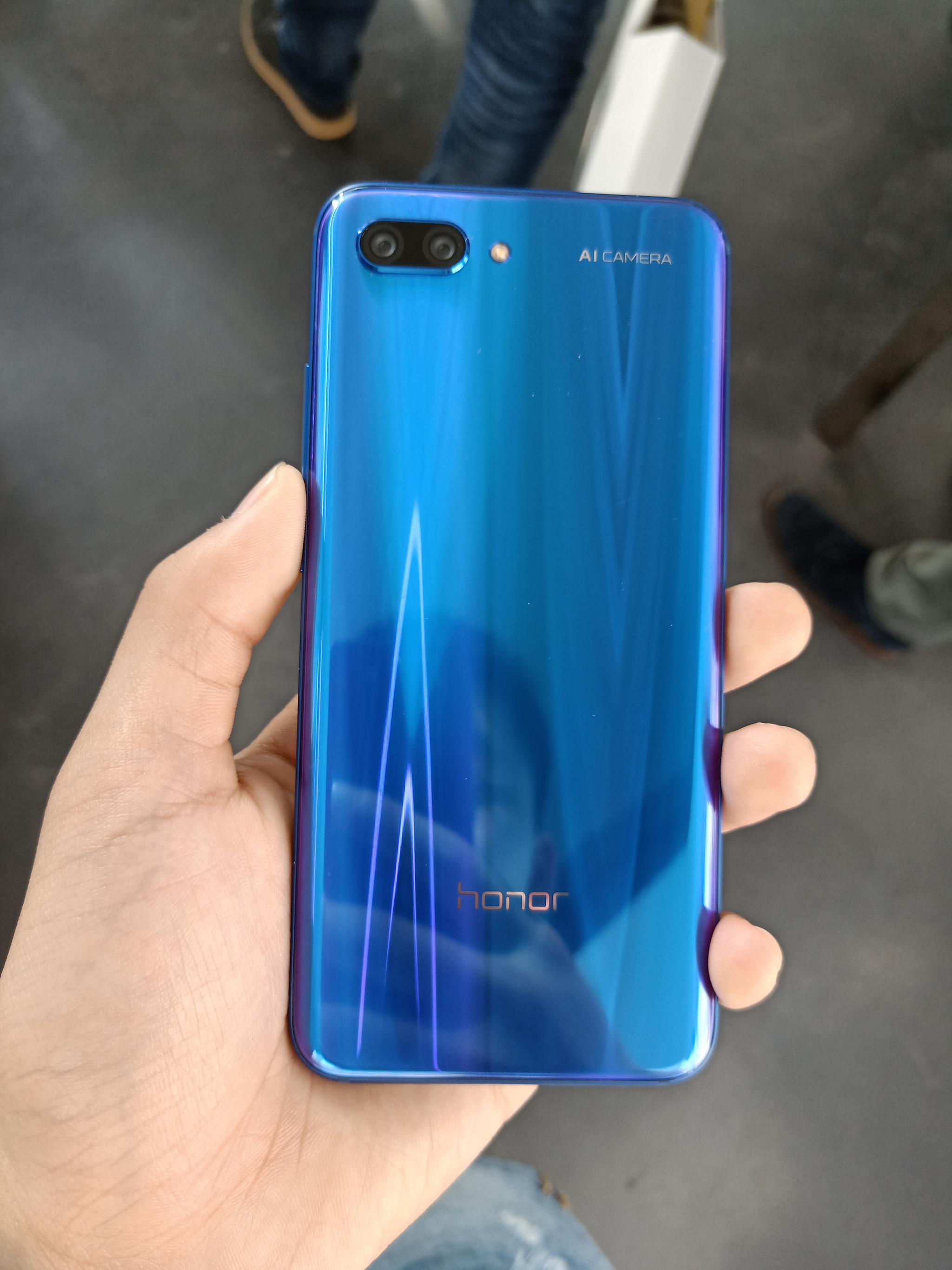 荣耀10真机上手美图梦幻渐变全面屏超声波隐形指纹