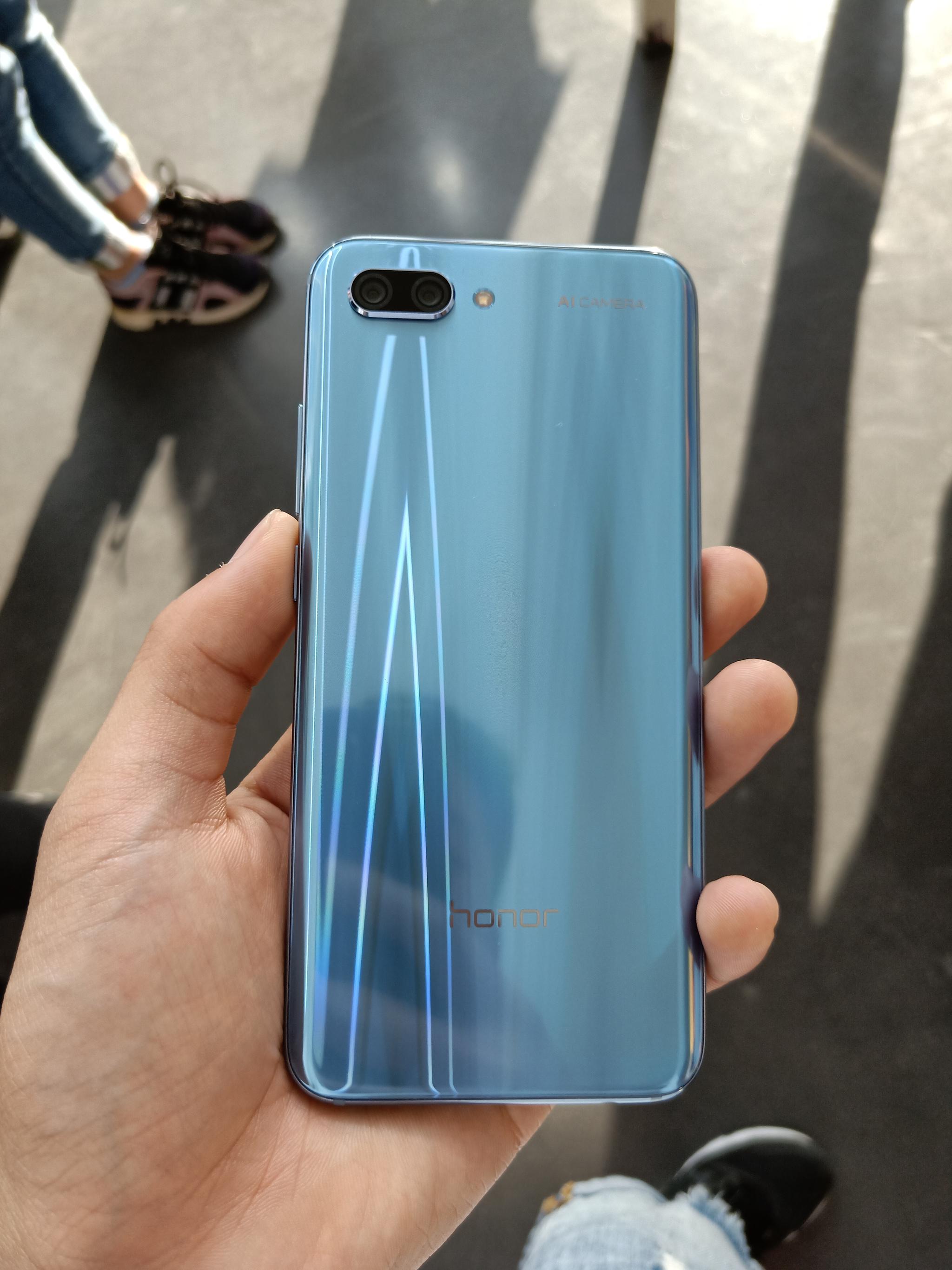 荣耀10真机上手美图梦幻渐变全面屏超声波隐形指纹