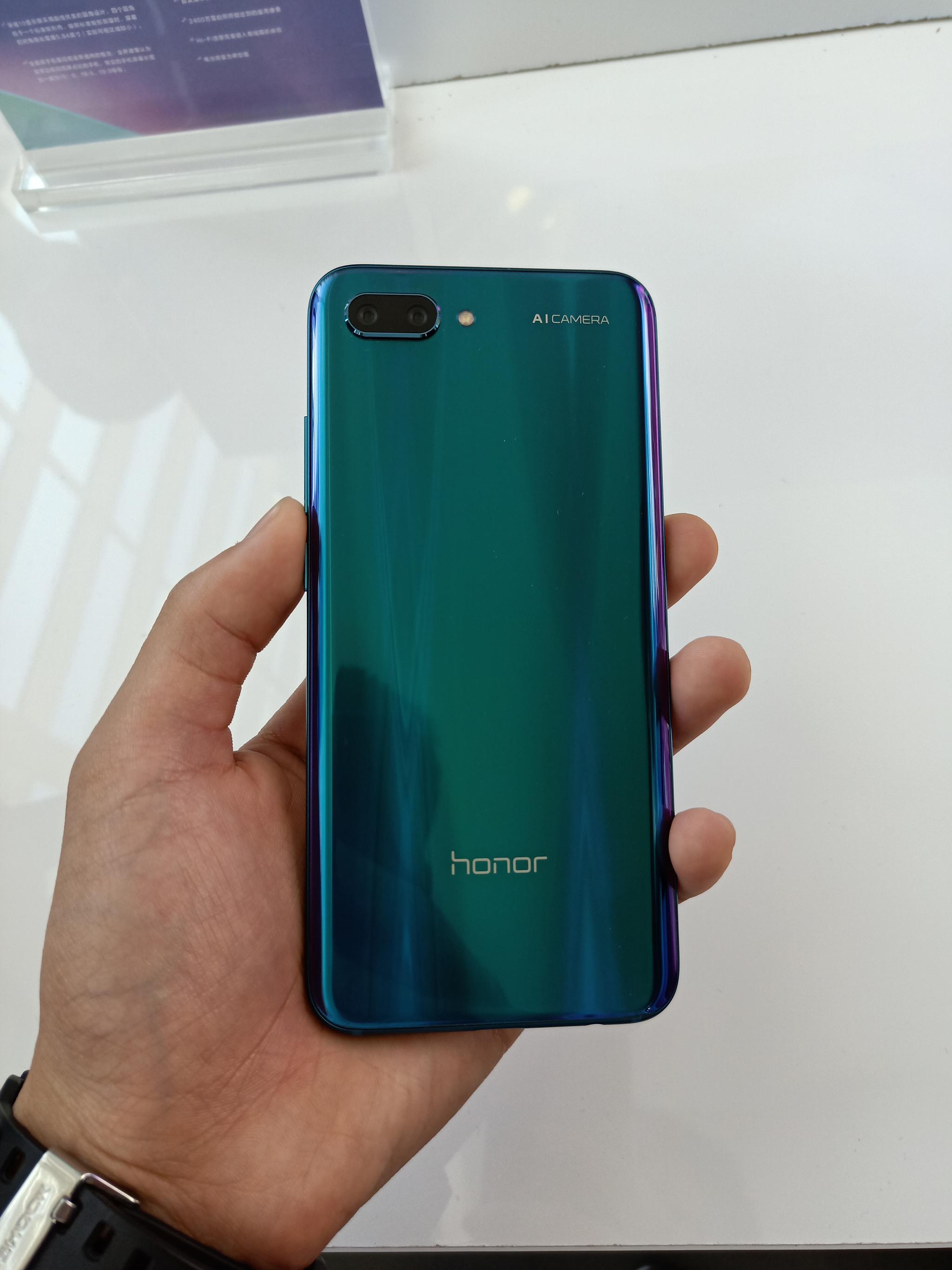 荣耀10真机上手美图梦幻渐变全面屏超声波隐形指纹