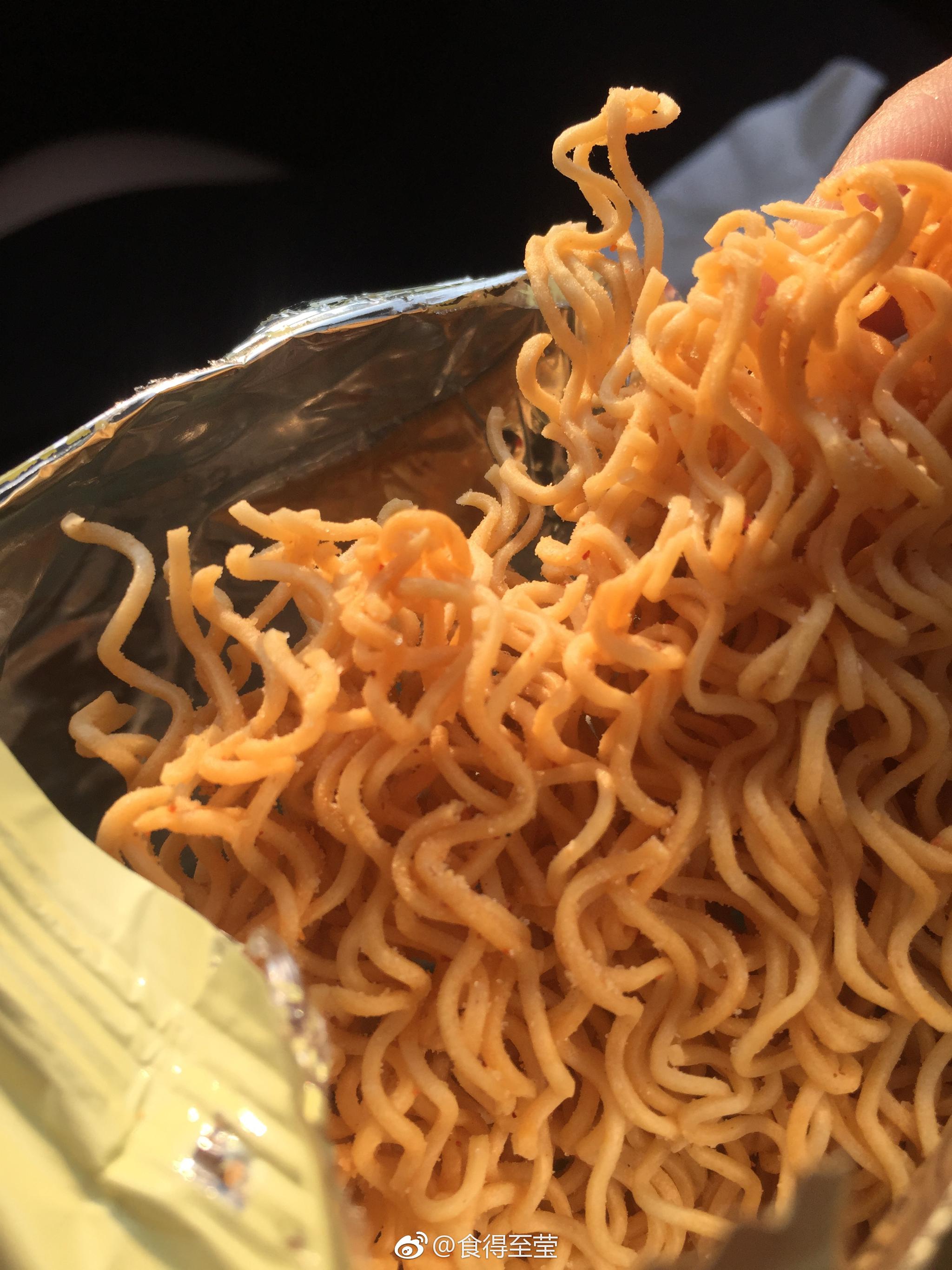 安利一款很好吃的香脆面零食这款面 面条很细很脆 咬下去超爽