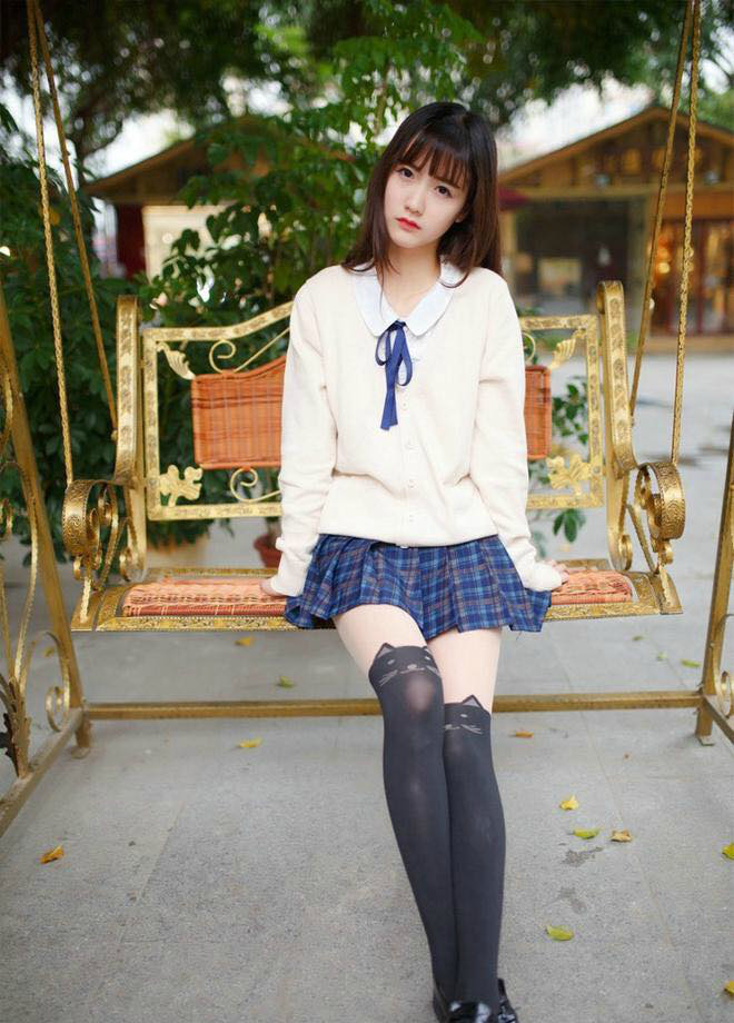 2/ 6学生妹这么穿超清纯,白色的修身衬衫装扮,轻松化身学院派女神