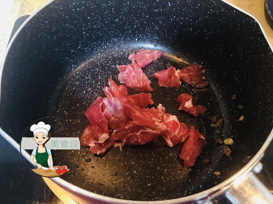 然后加入瘦肉片下锅煸炒.
