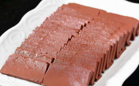 都是加入了添加剂,如甲醛,抗凝剂等,人造出来的鸭血