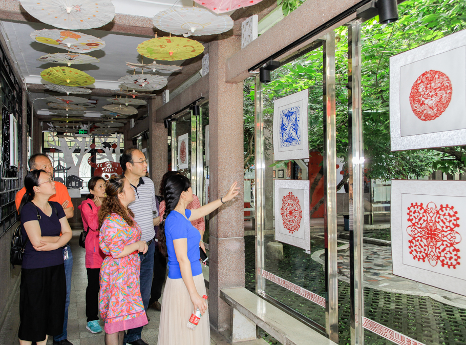 剪纸是中国古老的民间艺术,学习剪纸,不仅可以让学生继承学习这一传统