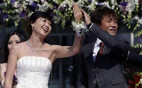 47岁国安名宿高峰现状!仍在足坛奋战,与妻子结婚多年无孩