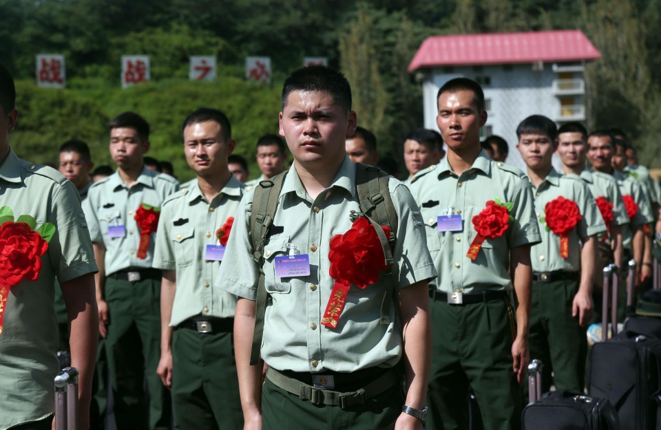 感人武警退伍老兵泪别战友如情侣难舍难分