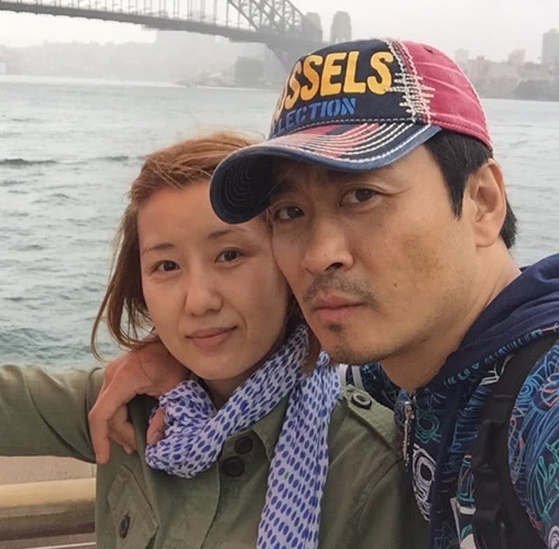 现在黄俊鹏和圈外妻子已经结婚10年了,日子过得很是低调平淡,却又是